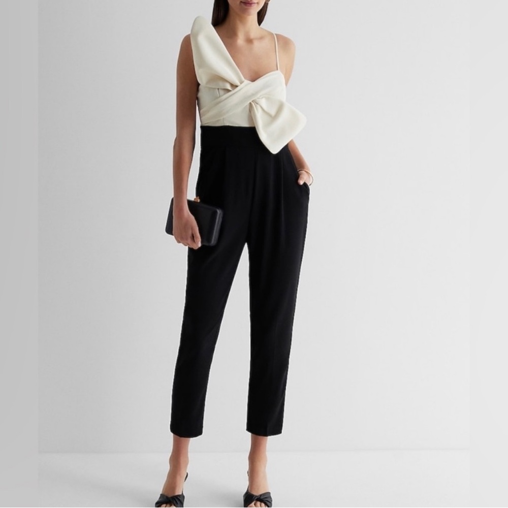 Xsmall women’s express jumpsuit oversized Bow Black/ivory Straight Leg 
NWT/NEW